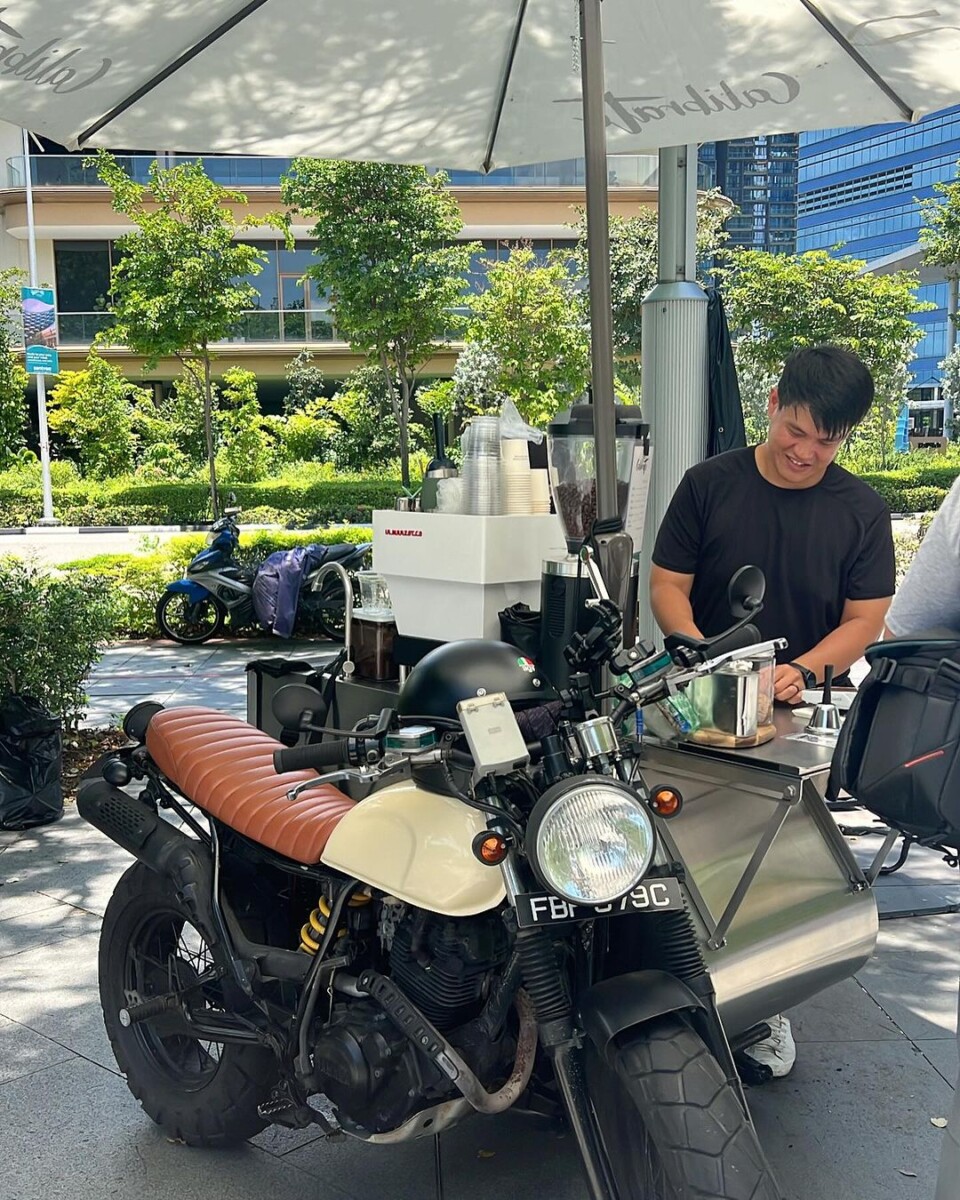 Hanya motosikal sahja membolehkan dia menghidang kopi segar