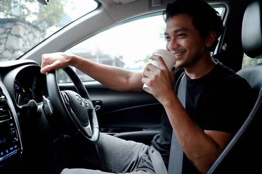 Minum kopi dapat buat kita lebih cergas dan kurang rasa bosan ketika memandu