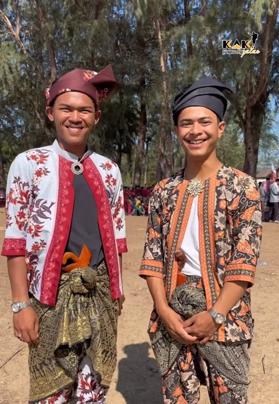 Lengkap dengan pakaian tradisional mempamerkan busana tradisional orang Melayu