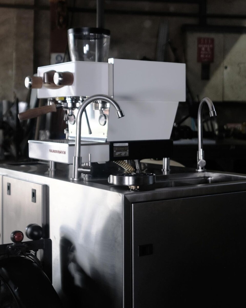 Kereta sisinya lengkap dengan segala peralatan untuk membuat kopi