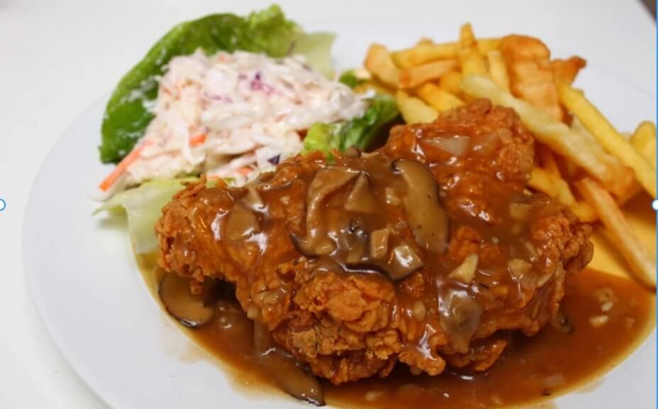 Chicken chop dinikmati bersama sos perang lebih dikenali sebagai sos cendawan