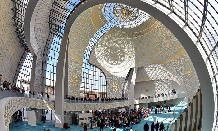 Dengan kubah terbuka cahaya luar dapat masuk menerangi ruang dalamnya