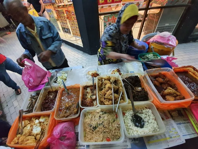Rahmah Bujai sudah berniaga lebih daripada 20 tahum menjual nasi lemak