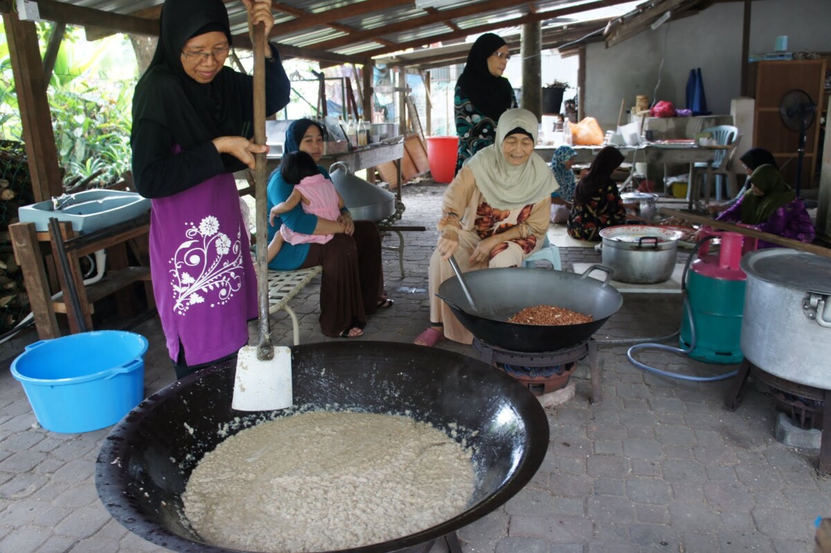 Sambutan di negara kita pun cukup meriah terutama aktiviti merewang di kampung