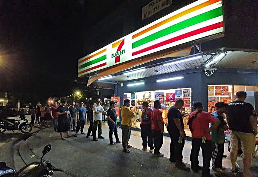 Walaupun jam menunjukkan 4 pagi, ramai sanggup menunggu