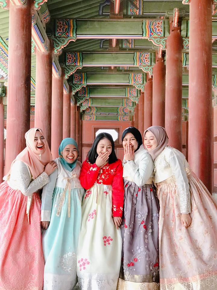 Manisnya pakai hanbok ramai-ramai kan?
