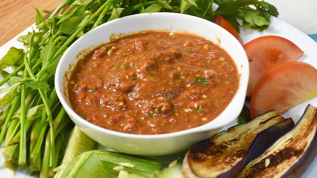 Sambal belacan digemari ramai untuk makan bersama nasi untuk memberikan rasa pedas tersebut