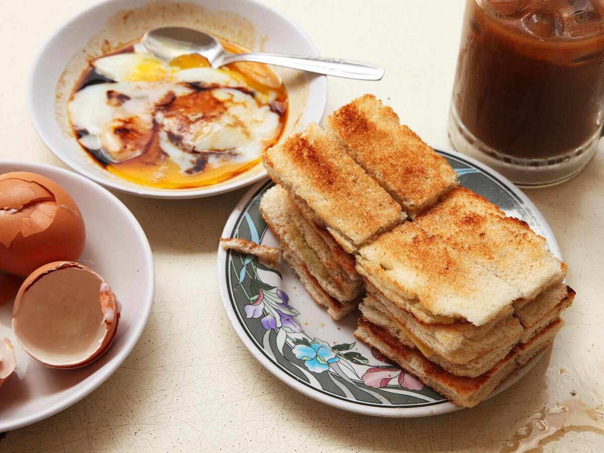 Roti kaya bakar, telur rebus dan secawan kopi digemari orang Singapura