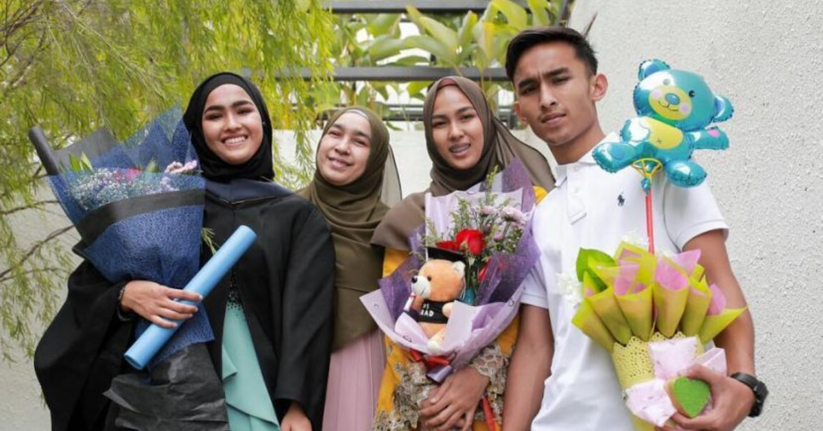 Ezlisa dua dari kanan bersama adik beradiknya turut popular sebagai pelakon