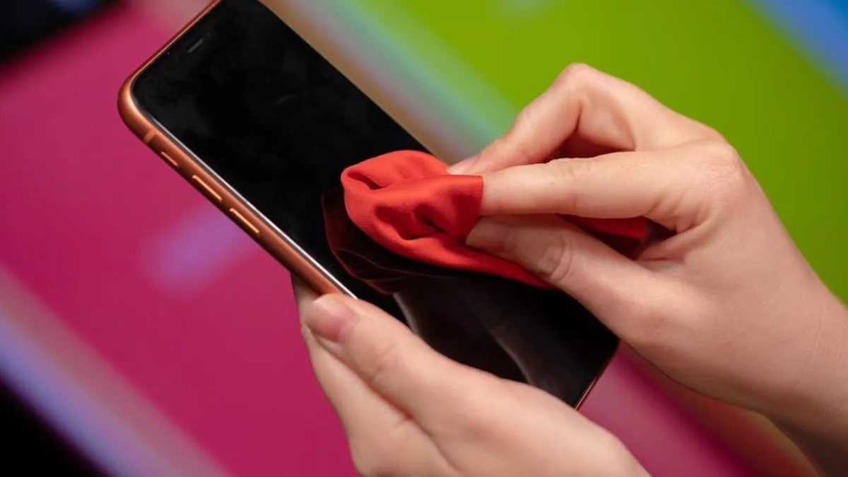 Ambil kain bersih dan lap telefon korang pastikan kering sepenuhnya
