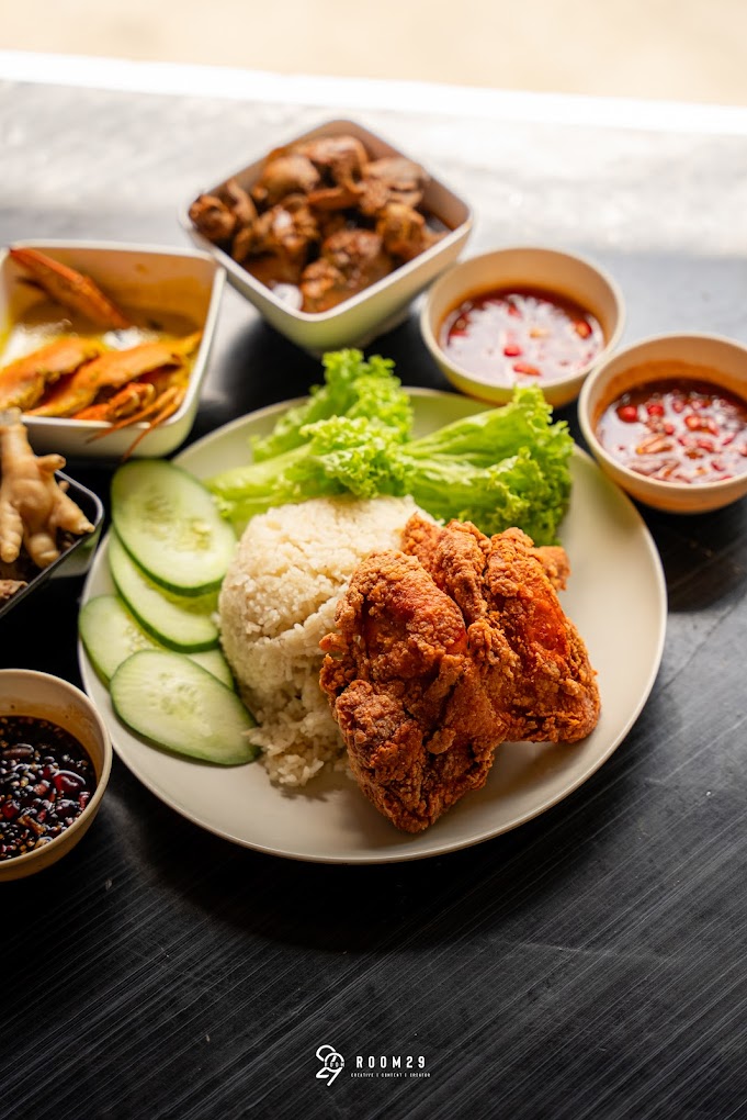 Nasi ayam menggunakan resipi masakan Melayu dan pengaruh Thai dan Hainan