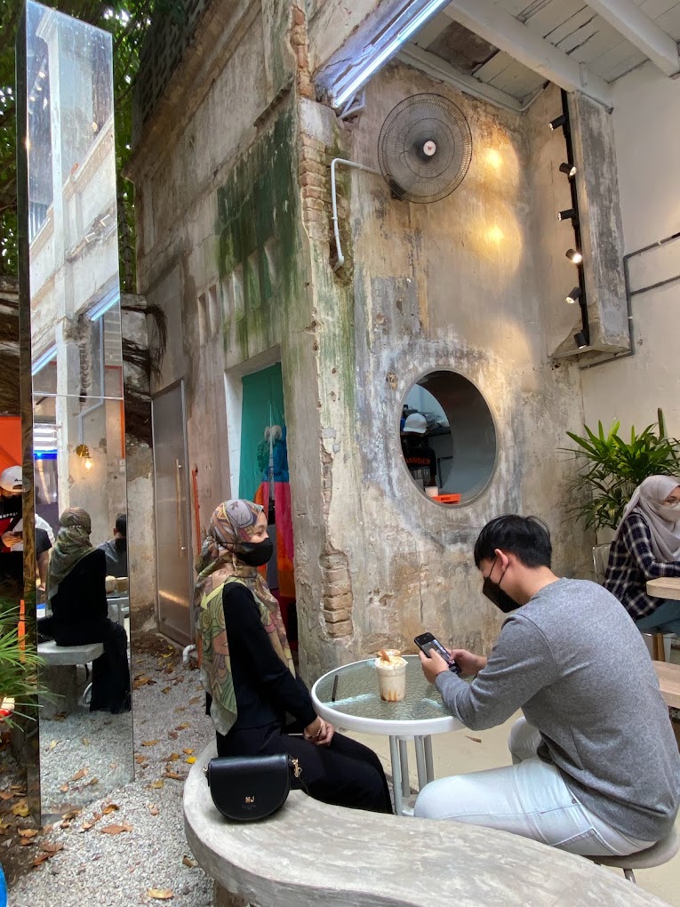 Sejak dibuka menjadi pilihan Gen-Z untuk menikmati makanan sedap dan ber-OOTD!