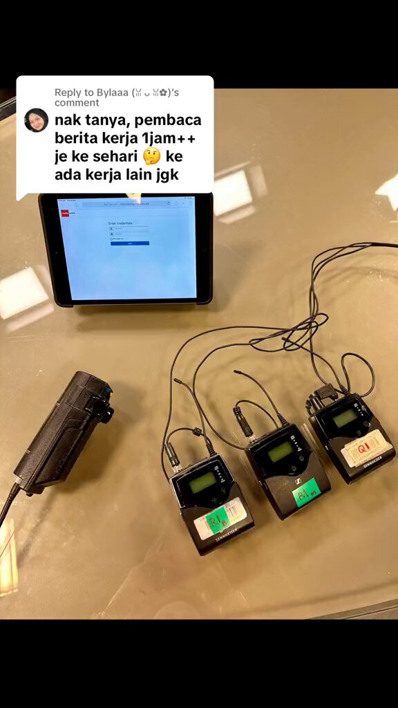 Contoh earpiece yang dipakai olehnya
