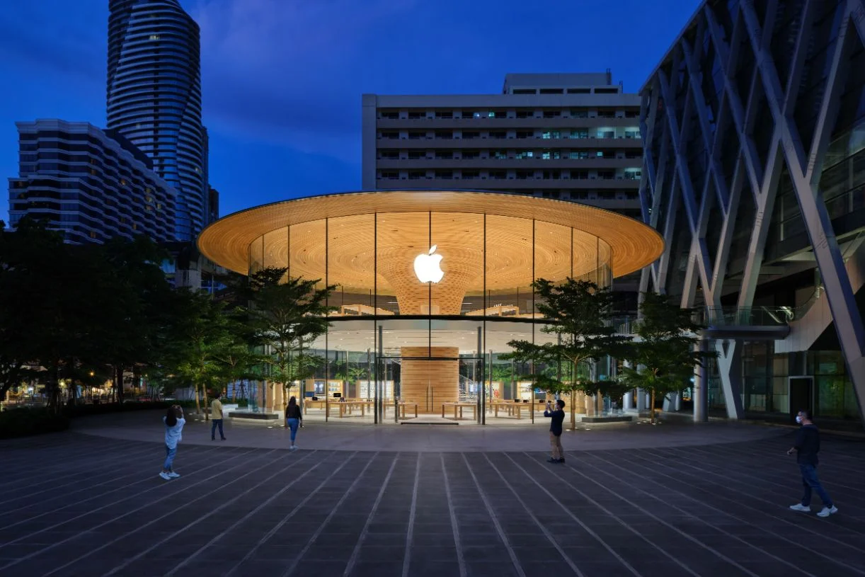 Antara Apple Store yang membuat ramai terpegun dengan kecantikannya