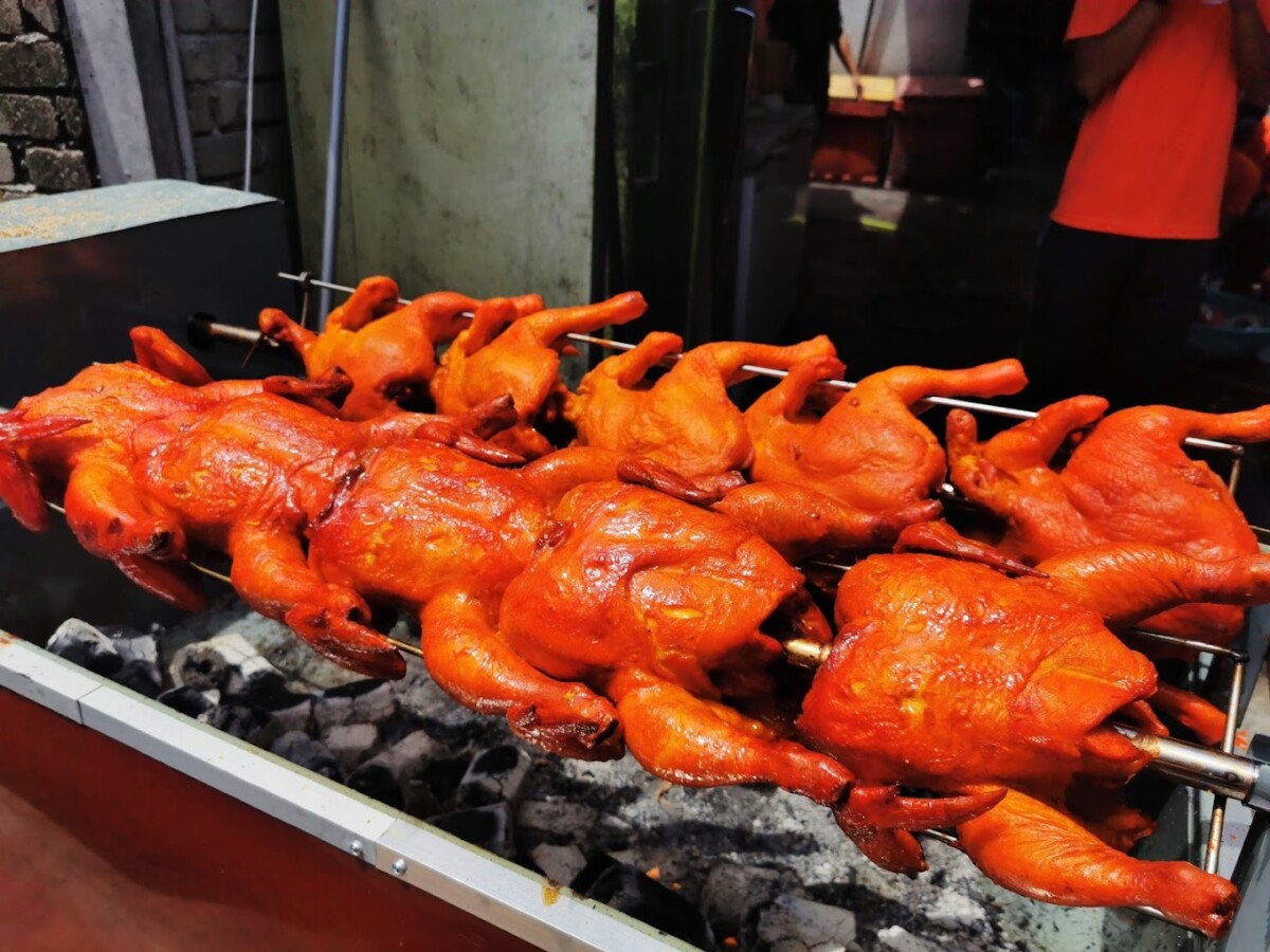 Selain ayam goreng, Nik turut menyediakan ayam bakar