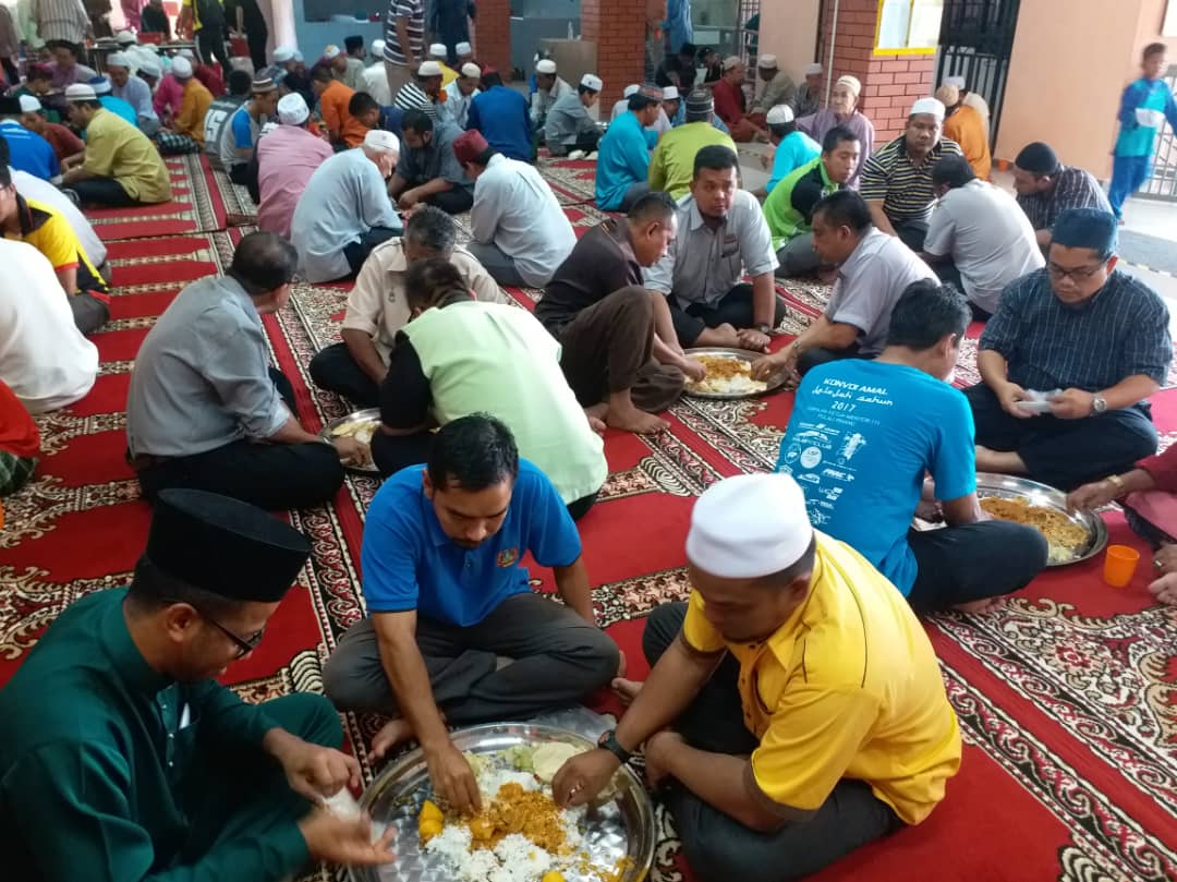 DIhidangkan dalam talam untuk makan beramai seperti ini