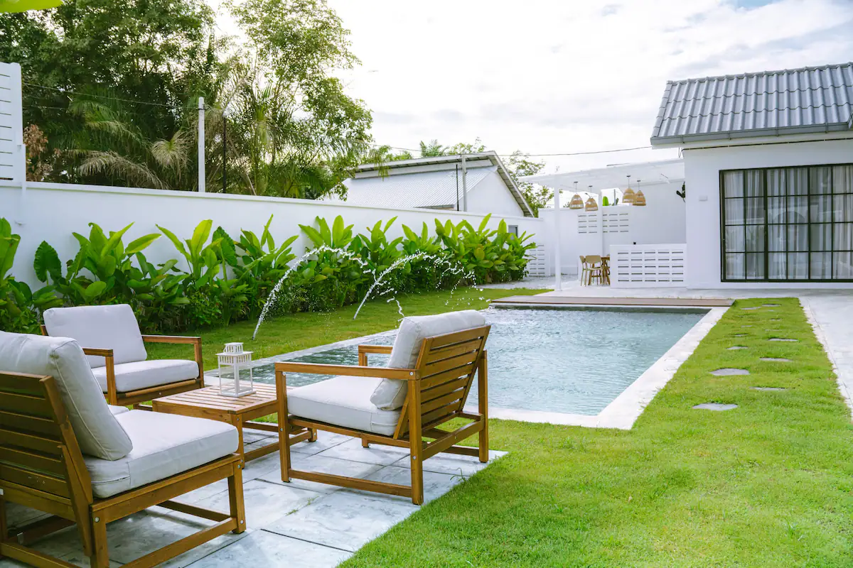 Tak kisah pagi atau malam, berenang dengan penuh ketenangan