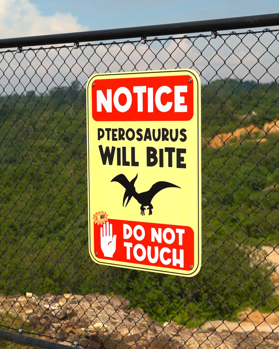 Berhati-hati takut kena ngap dengan dinosaur