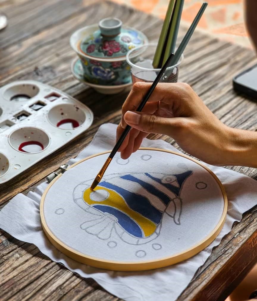 Luangkan masa dengan melakukan aktiviti lukis batik bersama orang tersayang