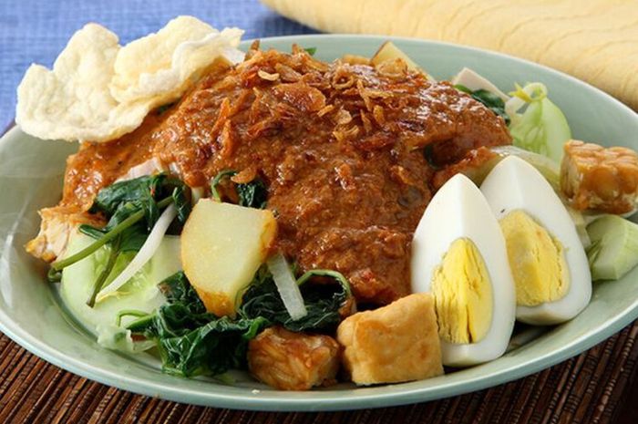 Salad gado-gado mempunyai banyak bahan dah kuah kacang ialah pelengkapnya