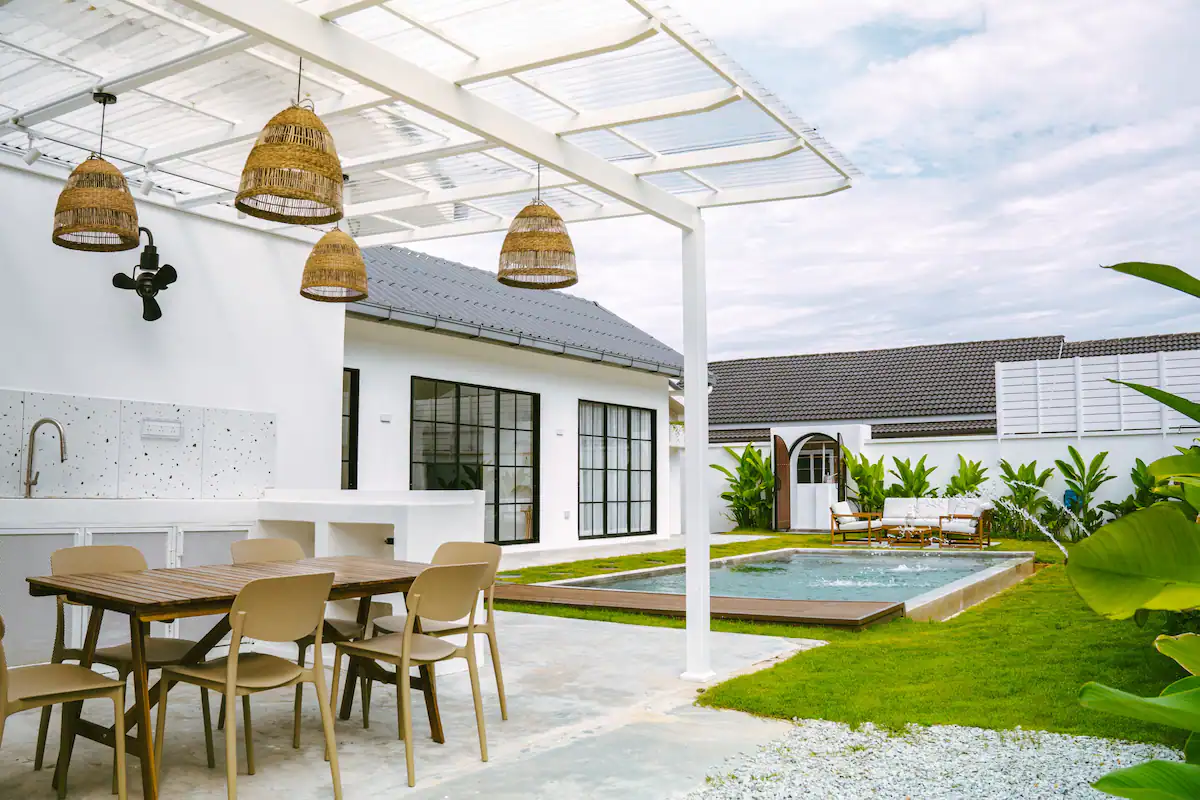 Ruang makan dan dapur luar disediakan untuk aktiviti BBQ