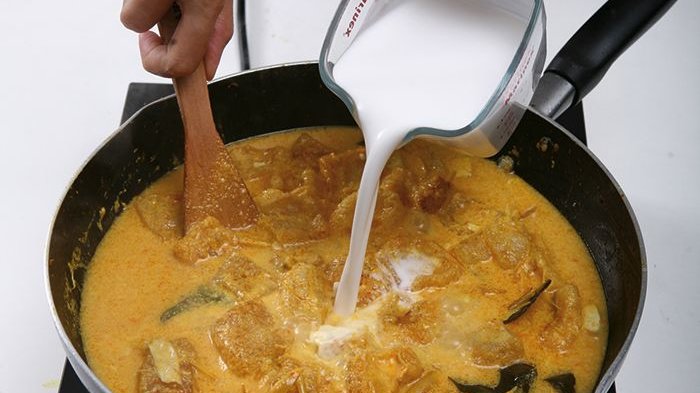 Penggunaan santan sangat penting dalam masakan Melayu untuk hasilkan rasa Lemak