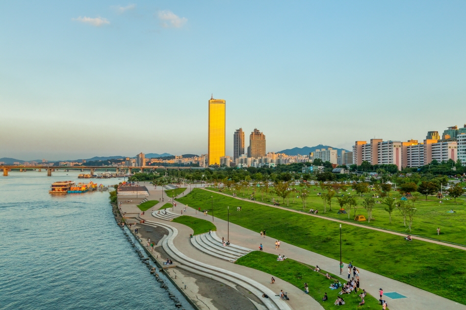Hangang River Park menyediakan tempat untuk korang berehat dengan vibe sangat tenang!