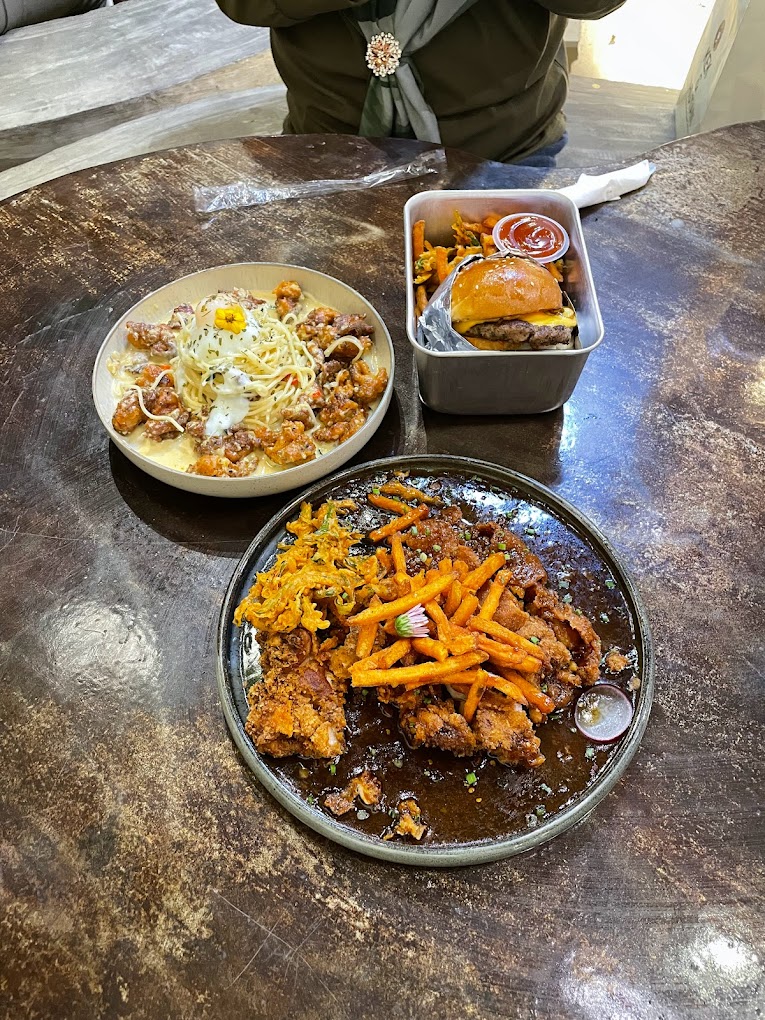 Menggunakan konsep fusion food berjaya membuatkan mereka unik daripada kafe lain