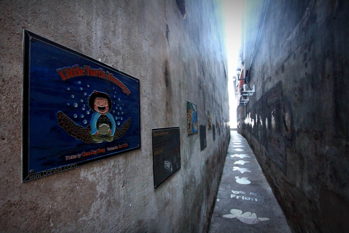 Turtle Alley menampilkan mosaic penyu memberi info tentang misi melindung Penyu