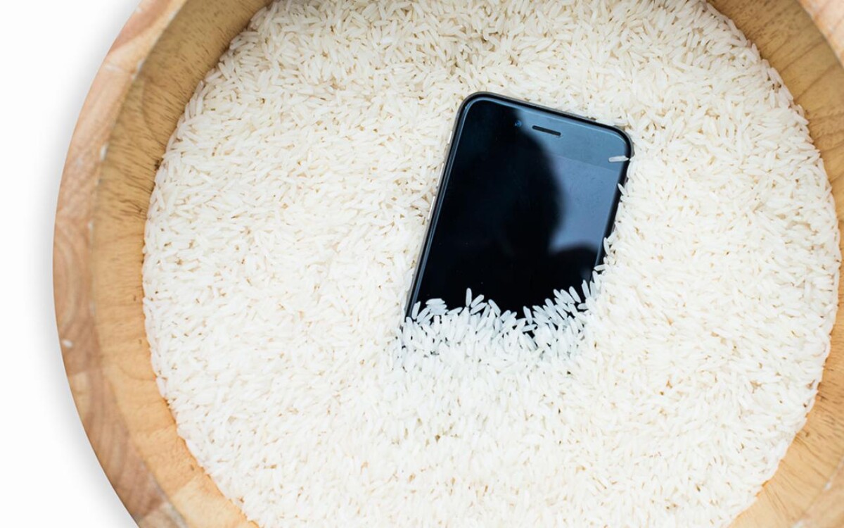 Masukan telefon dalam beras, pastikan ia tenggelam!