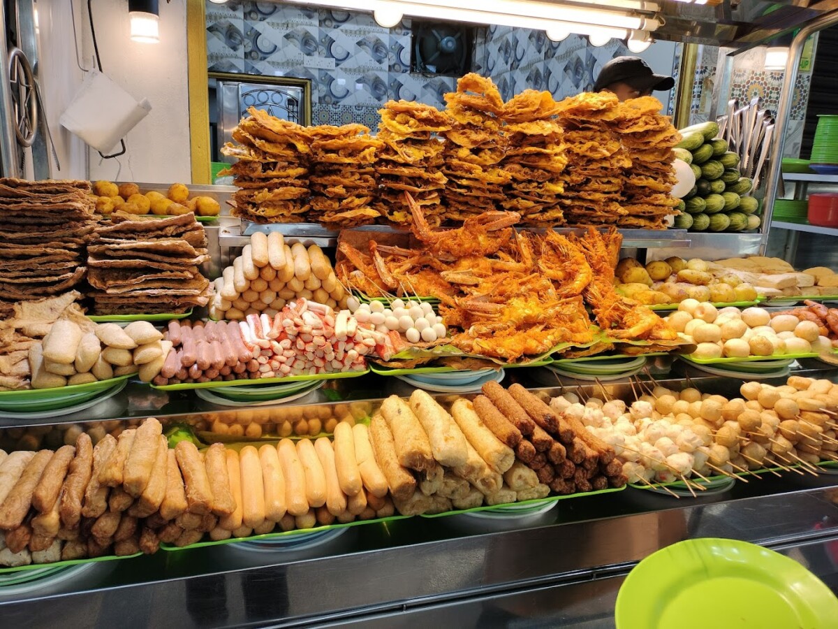 Ada juga yang menjual makanan ringan seperti rojak pasembor macam ni