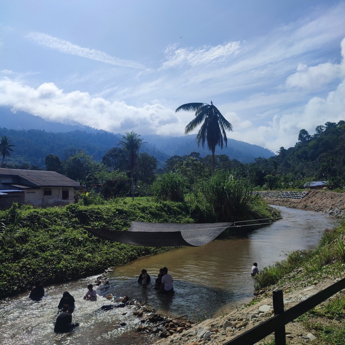 Sungai cetek membuatkan lokasi glamping ini sempurna