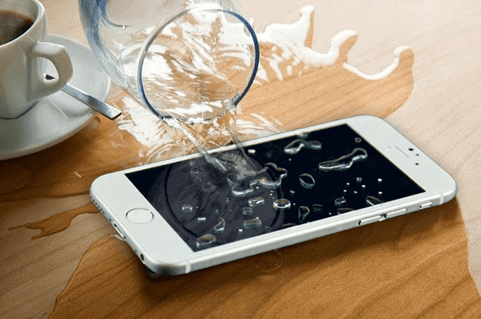 Jangan biarkan telefon dengan sisa air, lap banyak mana korang mampu