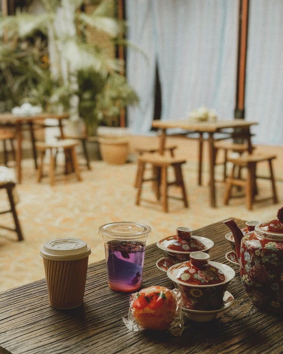 Menghirup kopi sambil menikmati suasana ini, cukup selesa