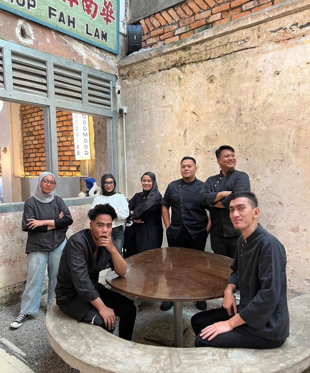 Barisan chef mempunyai pengalaman berkerja di hotel mewah bersatu menjayakan menu To The Moon
