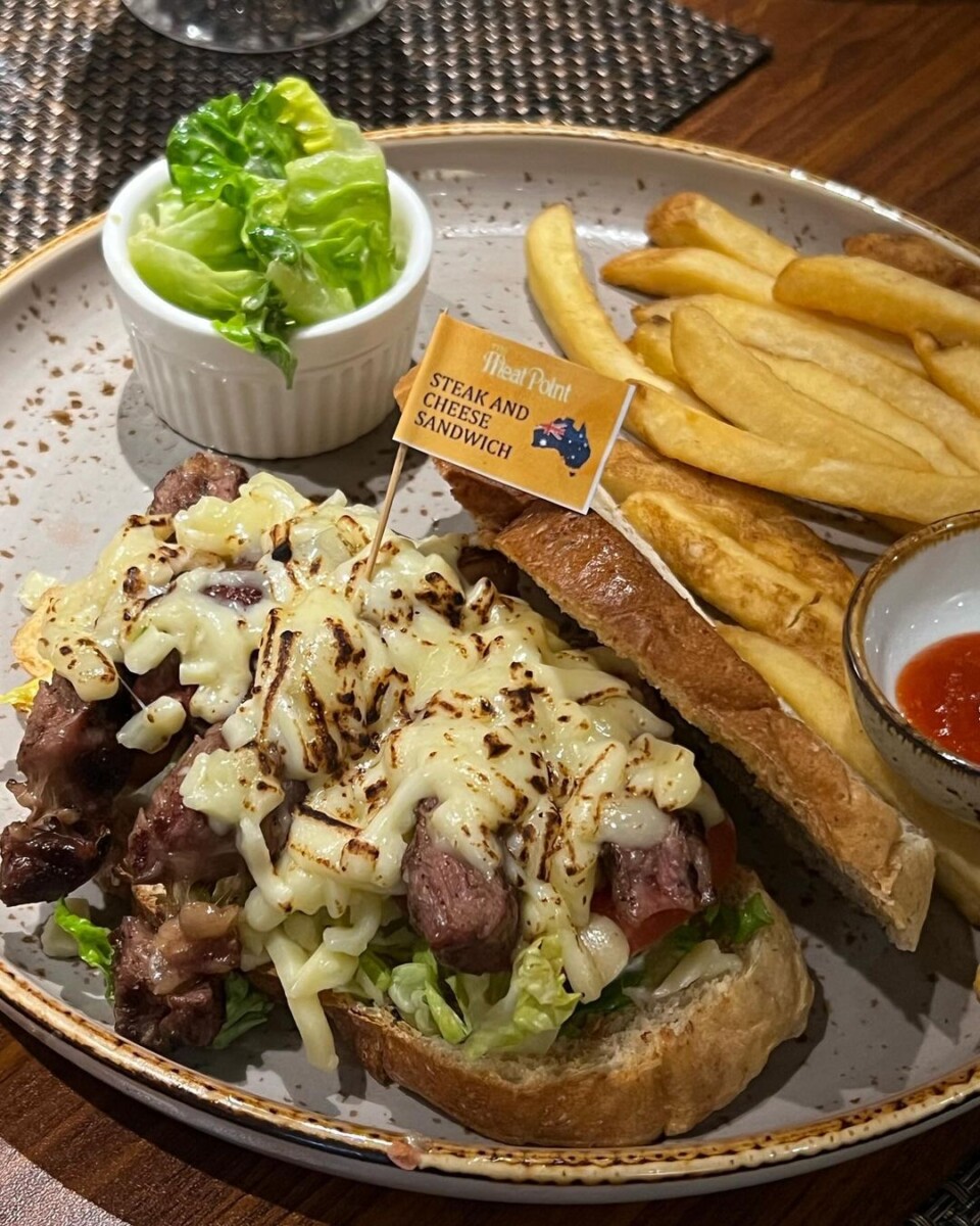 Steak and cheese sandwich sesuai kepada penggemar keju