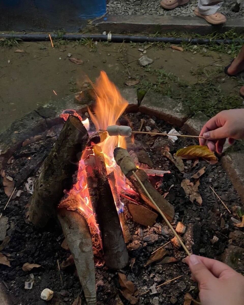 Tidak terlalu jauh dari jalan besar, malam lepak tepi unggun api best betul