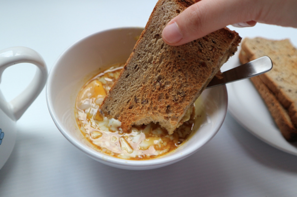 Pernah cuba roti bakar kaya cicah telur? Sedap tau