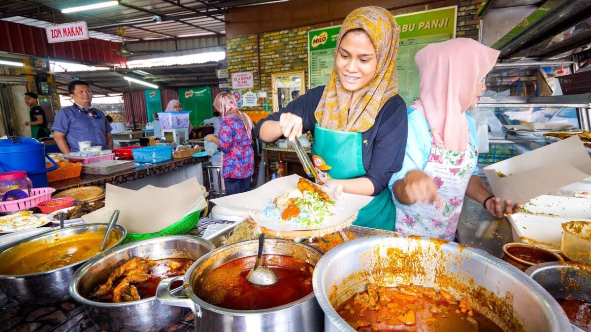 Selain itu ada makanan negeri seperti nasi kerabu