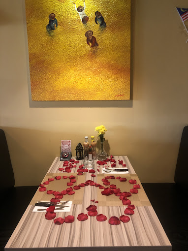 Memberikan pengalaman dinner mewah, sesuai untuk sambut anniversary