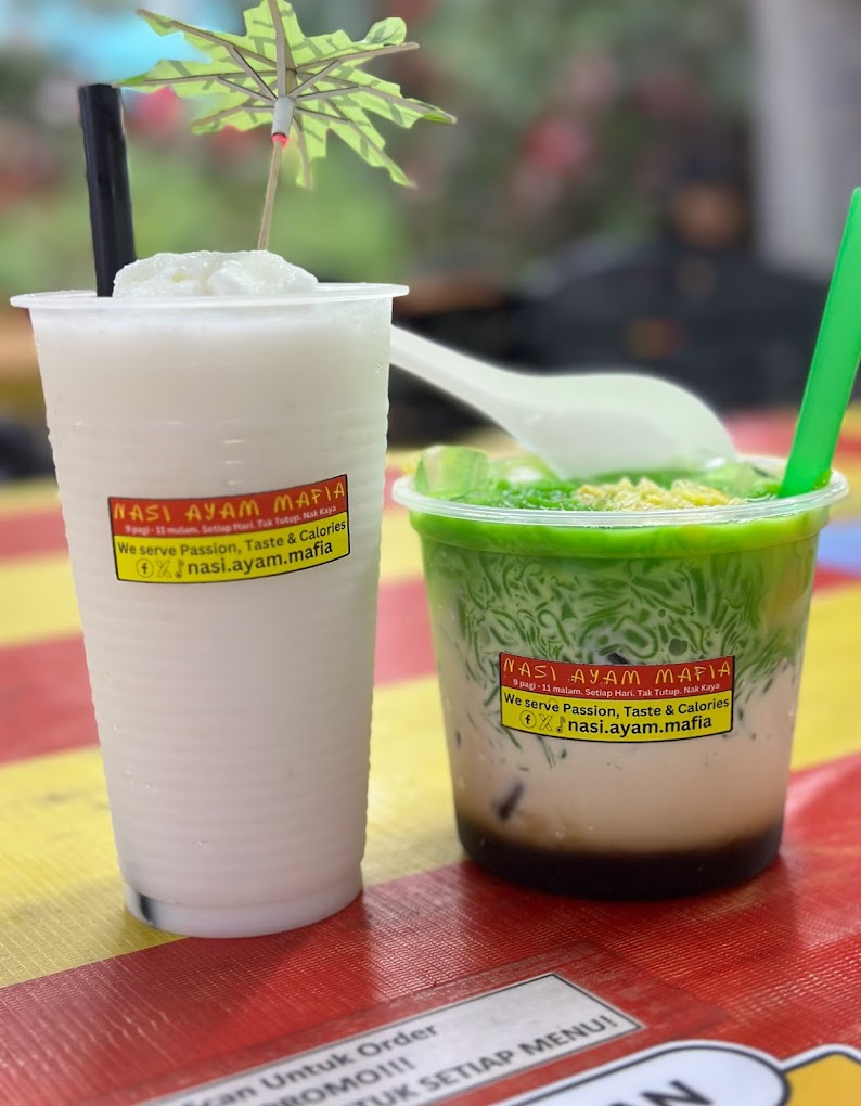 Selain nasi ayam, Nik turut menjual cendol dan pencuci mulut lain