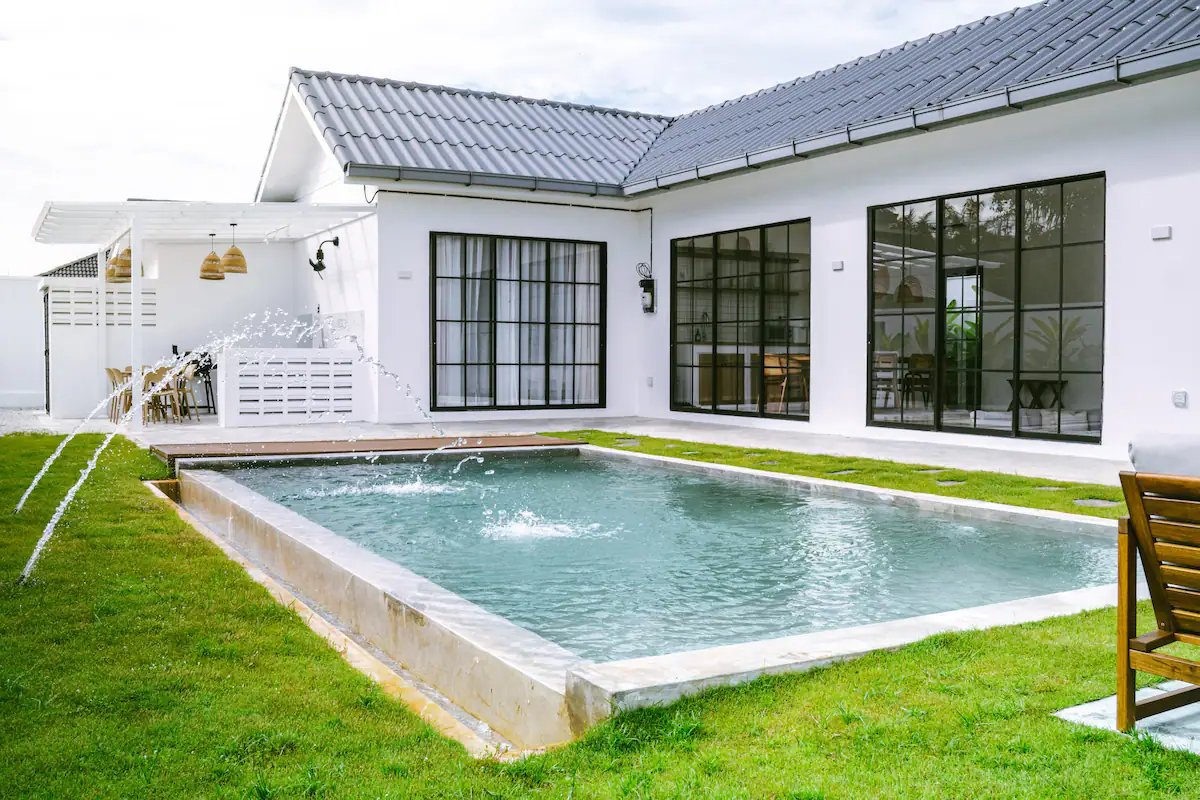 Kolam renang disediakan tidak terlalu dalam