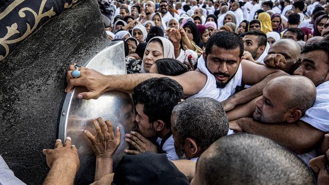 Bukan senang untuk cium Hajar Aswad. Kena siap sedia untuk bersesak