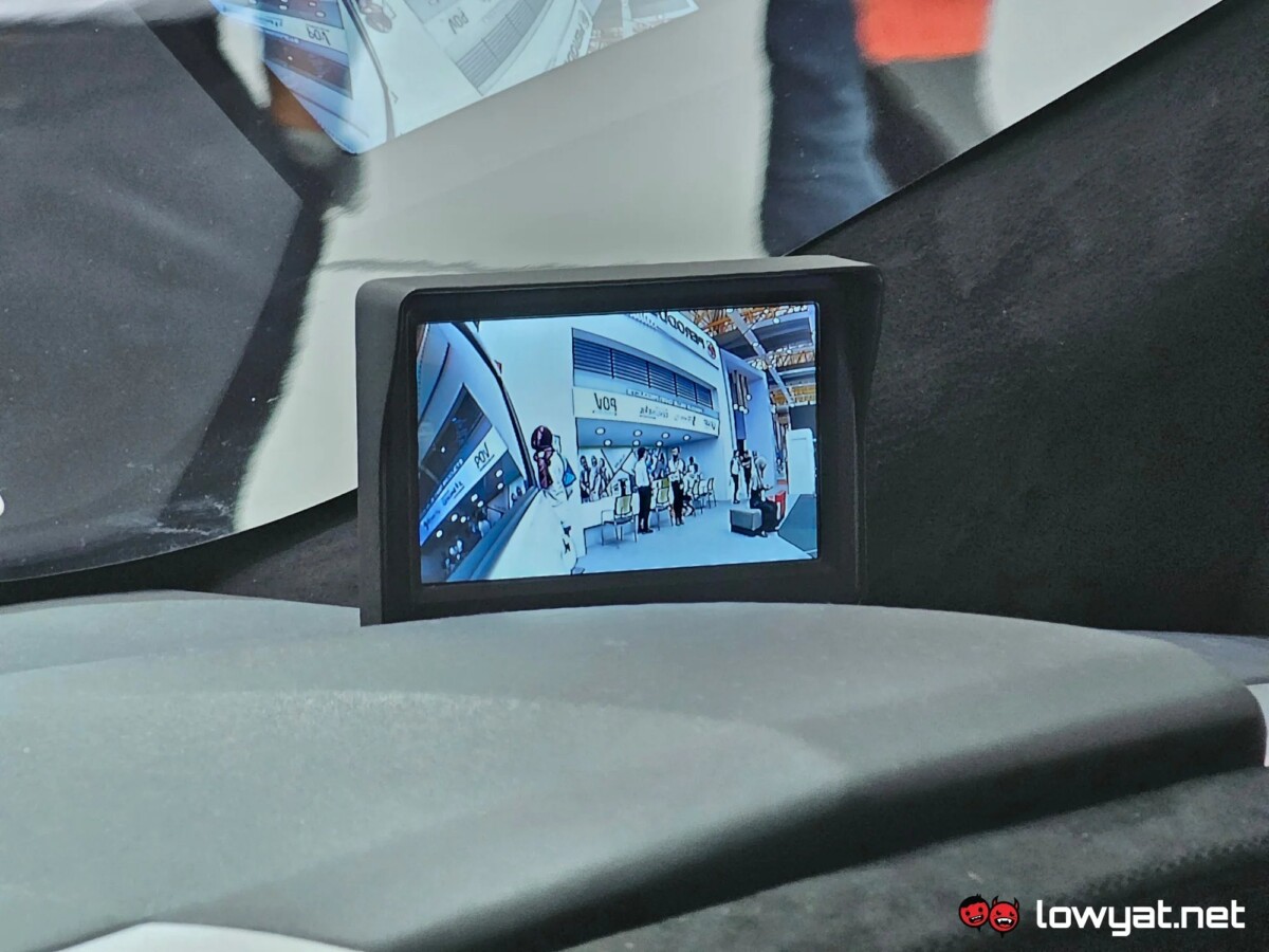 Kamera tersebut disambung ke monitor yang boleh dilihat oleh pemandu dari dalam