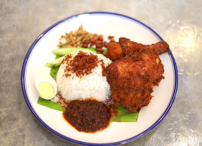 Nasi lemak ayam goreng rempah untuk sarapan pagi memang indah