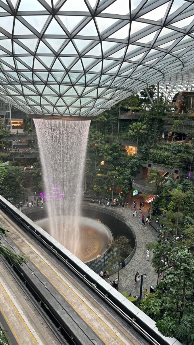 Changi Airport yang menjadi destinasi wajib bagi semua pelancong di Singapura