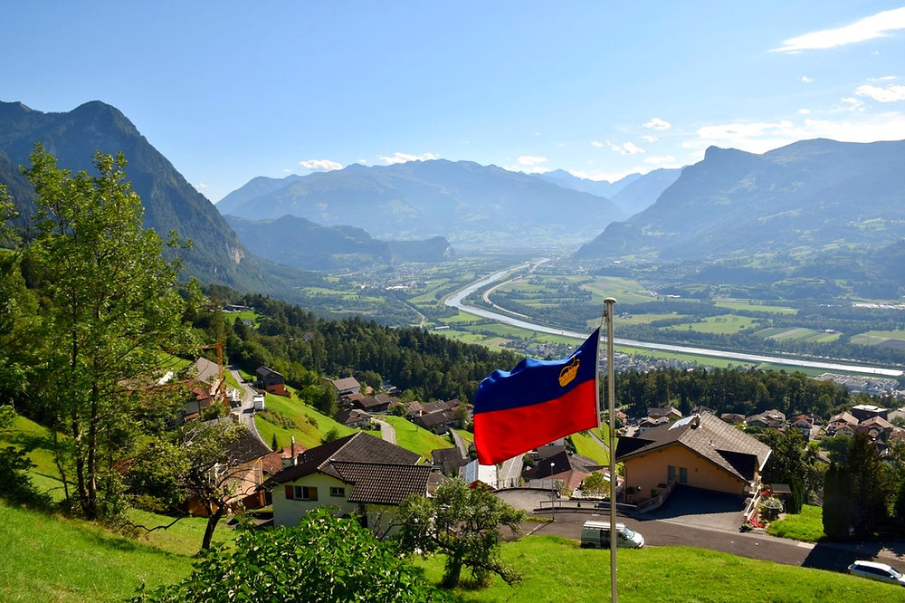 Berkongsi sempadan bersama Austria dan Jerman