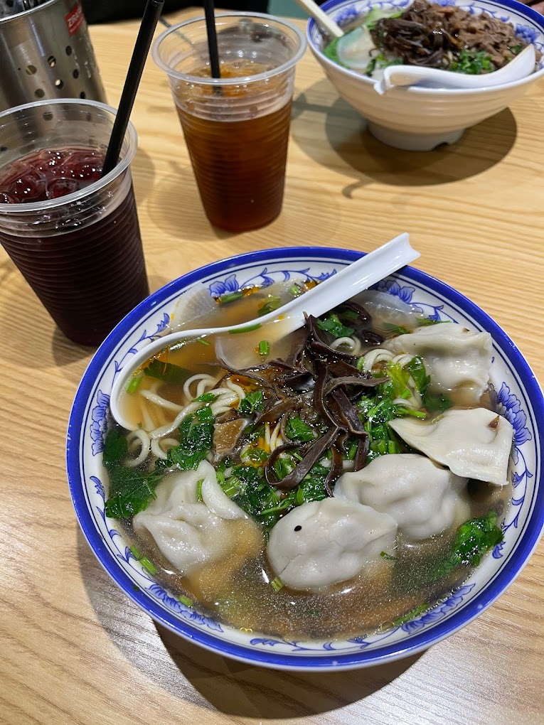 Kedai ini berbeza sedikit sebab diperbuat daripada orang tempatan 