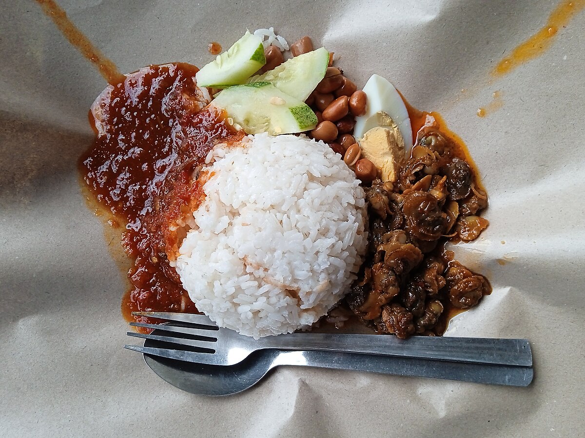 Nasi lemak juga terkenal dengan sambal pedas. Boleh makan tapi kena berpada-pada