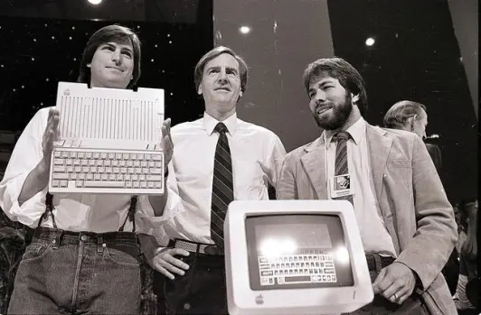 Pengasas Apple, Steve Jobs di kiri, Ronald Wayne di tengah dan Steve Wozniak di kanan